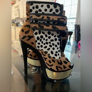 Steve Madden size 8.5 leopard print peep toe with a 6” heel and gold detailing.